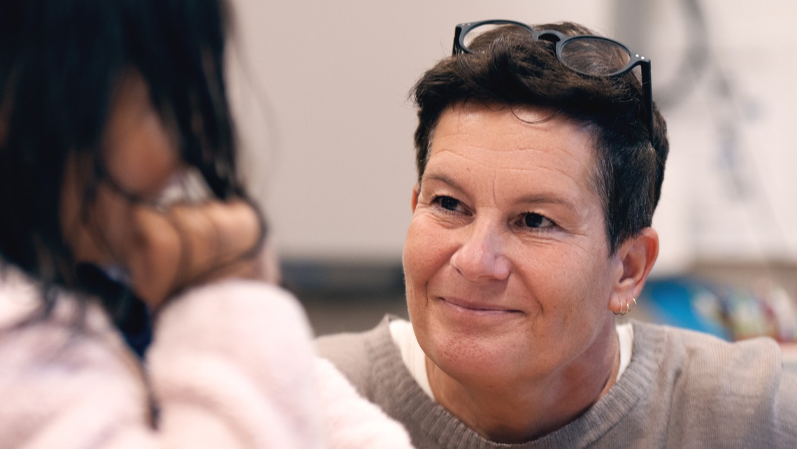 En lärare hjälper en elev under en lektion.