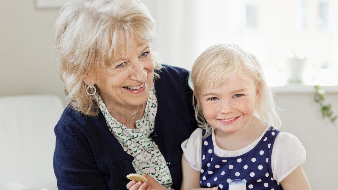 Mormor med barnbarn på kalas