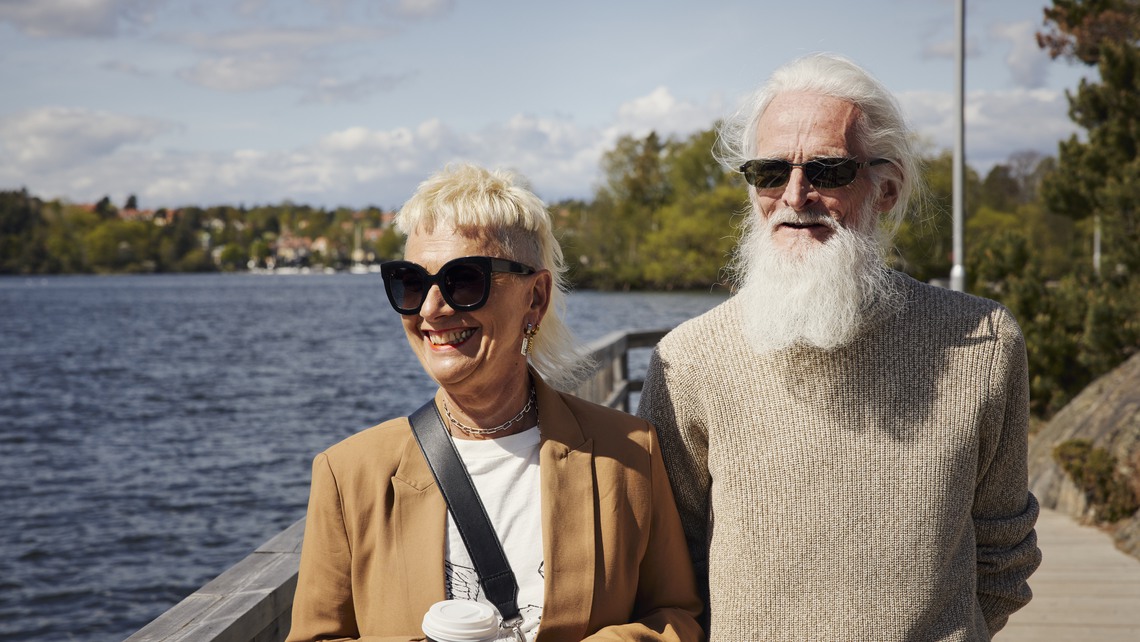 Äldre man och kvinna på promenad vid havet