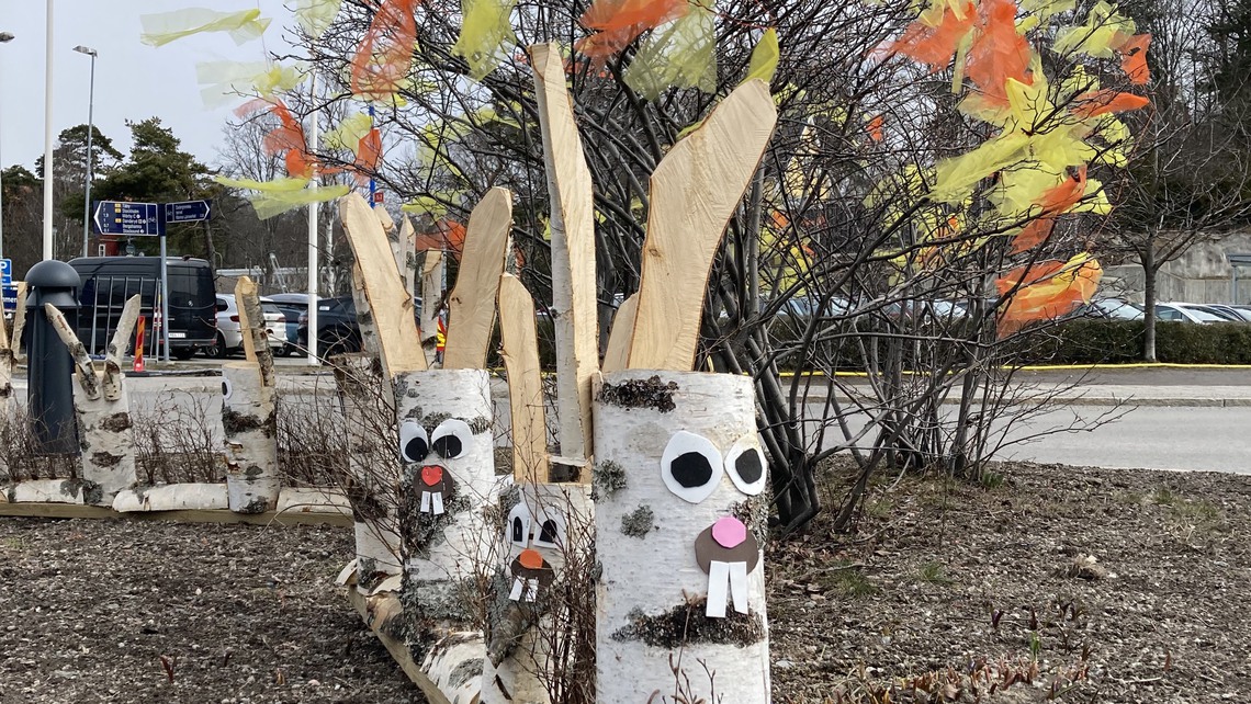Påskpynt i rondellen vid Lidl i Stocksund