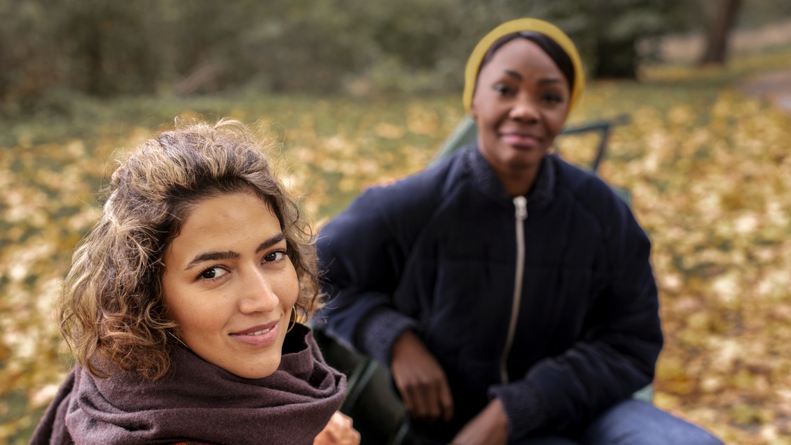 Kvinnor samtalar på bänk