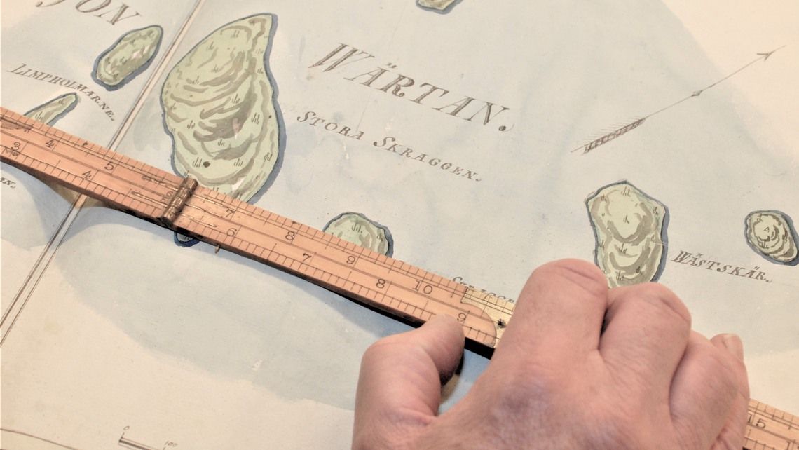 En linjal ligger över en karta. 