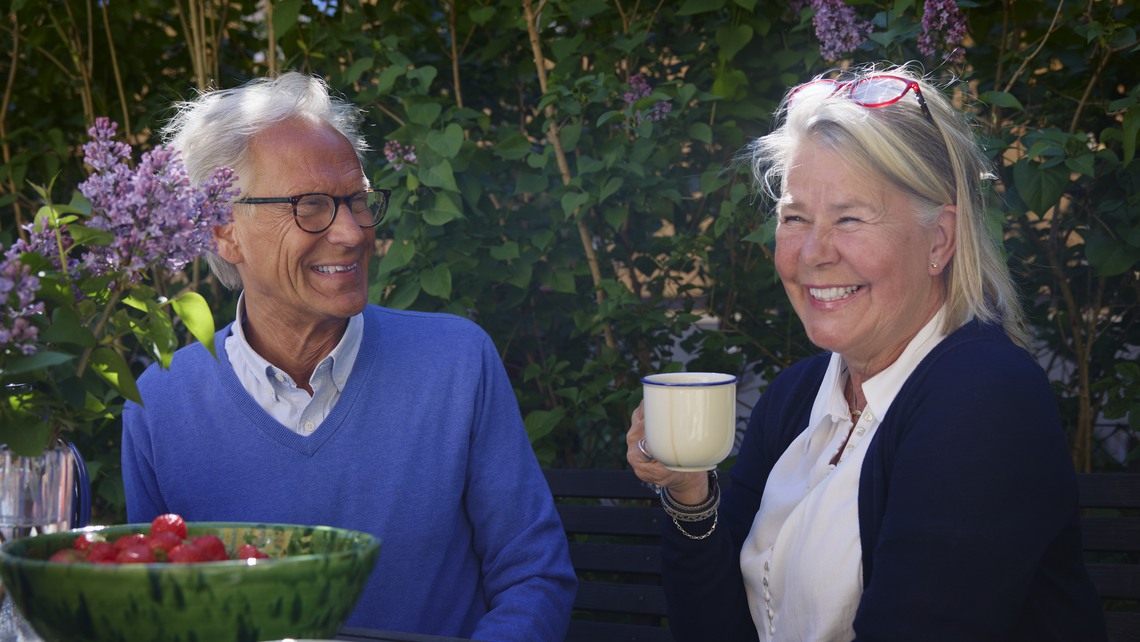 En grupp med människor i olika åldrar fikar utomhus