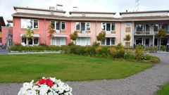Annebergsgården sedd utifrån på sommaren.