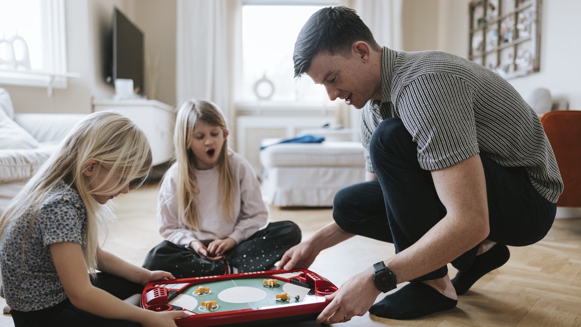 Vardagsliv med familj i hemmet med lek