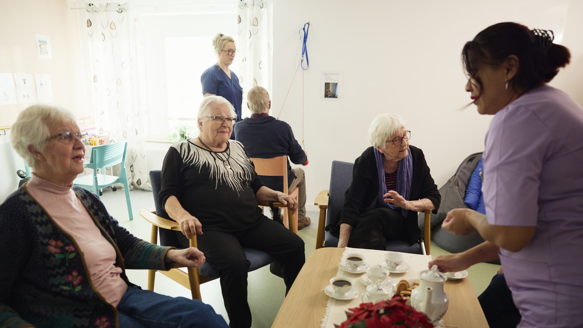 Personal och boende på äldreboende
