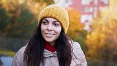 Kvinna utomhus på hösten