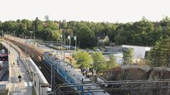 En bild tagen över Roslagsbanan uppifrån vid Stocksund.
