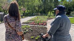 Stadsträdgårdsmästare Karin Almén samtalar med en dam som besöker nya blomsterslingan i Kvarnparken.
