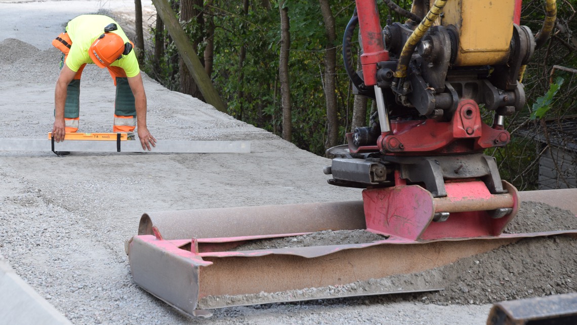 Vägarbetare arbetar med att dra en ny väg. 