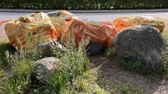 Storsäckar för byggavfall olovligt dumpade längs väg i Djursholm nära Germaniaviken.