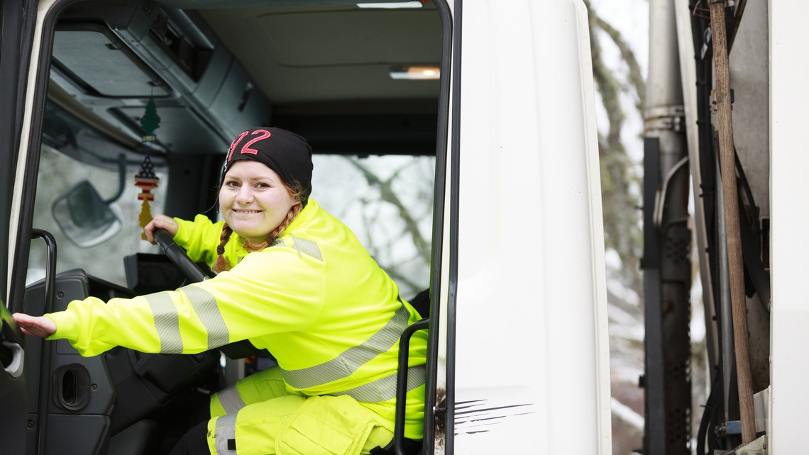 Chaufför i lastbilshytten