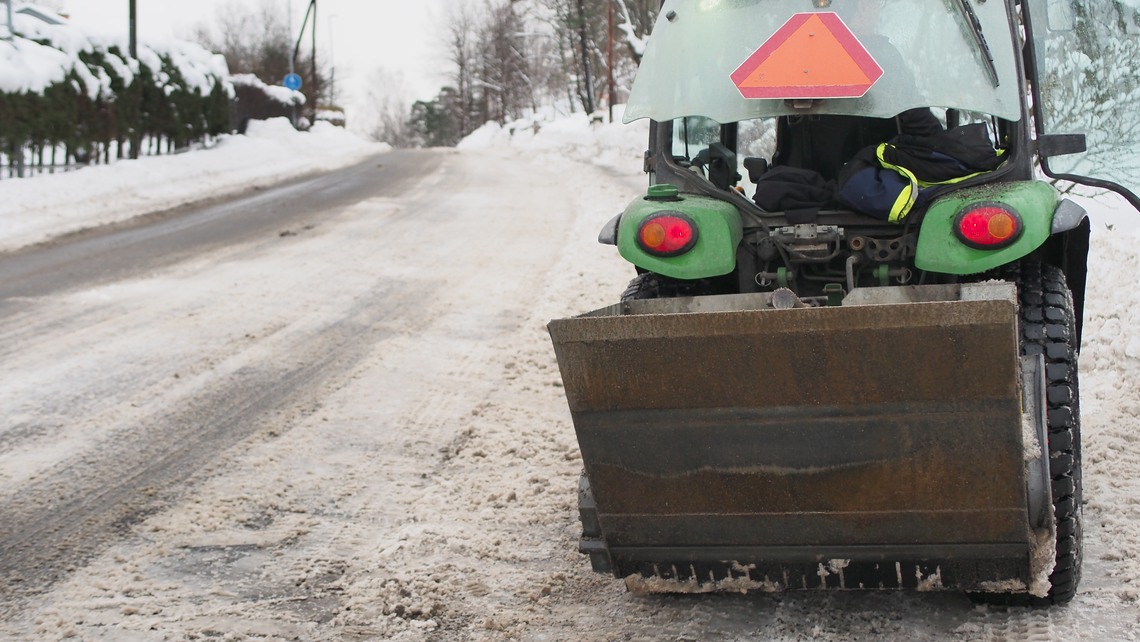 Maskin röjer och lastar bort snö från gatorna i Danderyd.