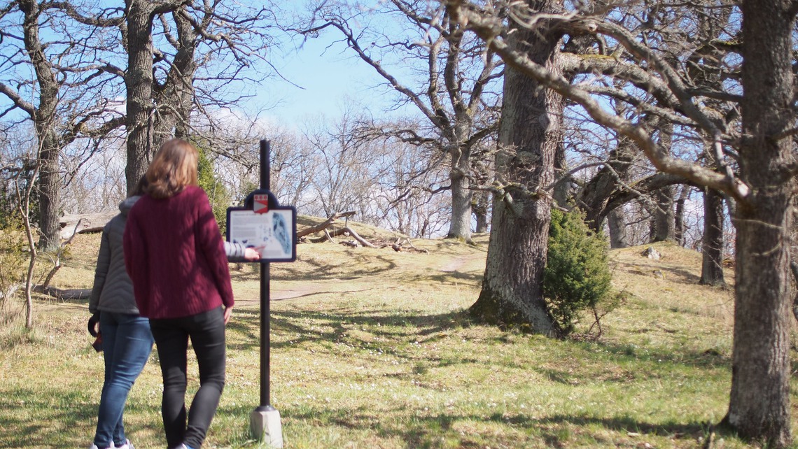 Två kvinnor på promenad vid Svalnäs gravfält