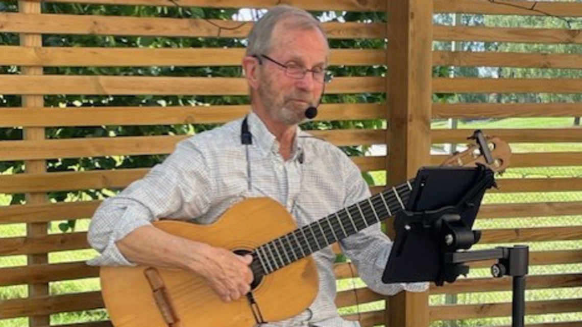 Johan Taube med en gitarr 