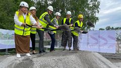 Första symboliska spadtaget för vård- och omsorgsboendet vid Bragevägen i Djursholm. Från vänster: Bigitta Sundman (M), förste vice ordförande i socialnämnden, Caroline Pettersson, regionchef Vardaga, Nils Resvik, projektutvecklingschef Vectura, Robert Nibelius (M), ordförande i tekniska nämnden, Hanna Bocander (M), kommunstyrelsens ordförande och Eric Carmestedt, arbetschef MVB Öst.