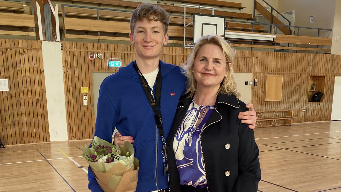 Ungdomsledarstipendiat 2025 Axel Widman, Danderyd basket tillsammans med KFN:s ordförande Gunilla Bellman (KD).