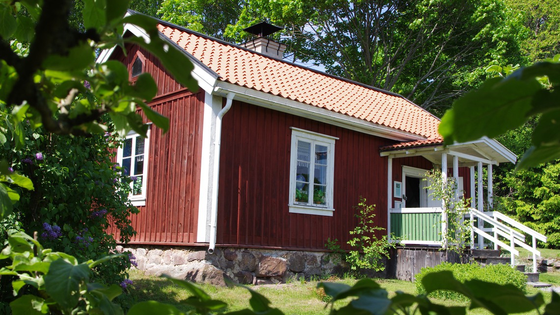 Båtmanstorpet - liten röd stuga.