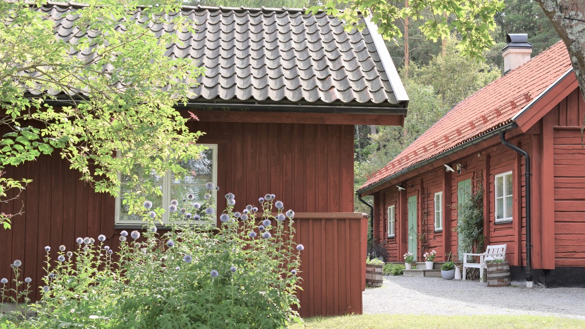 Timmerhus bakom Eneby gård.