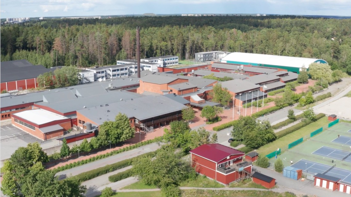 Fotbollshallen intill Danderyds gymnasium.