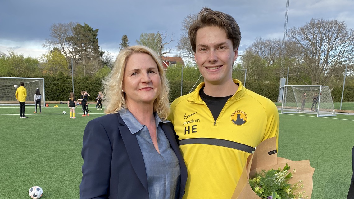 Kultur- och fritidsnämndens ordförande tillsammans med Hugo Ericson, ungdomsledarstipendiat 2025.