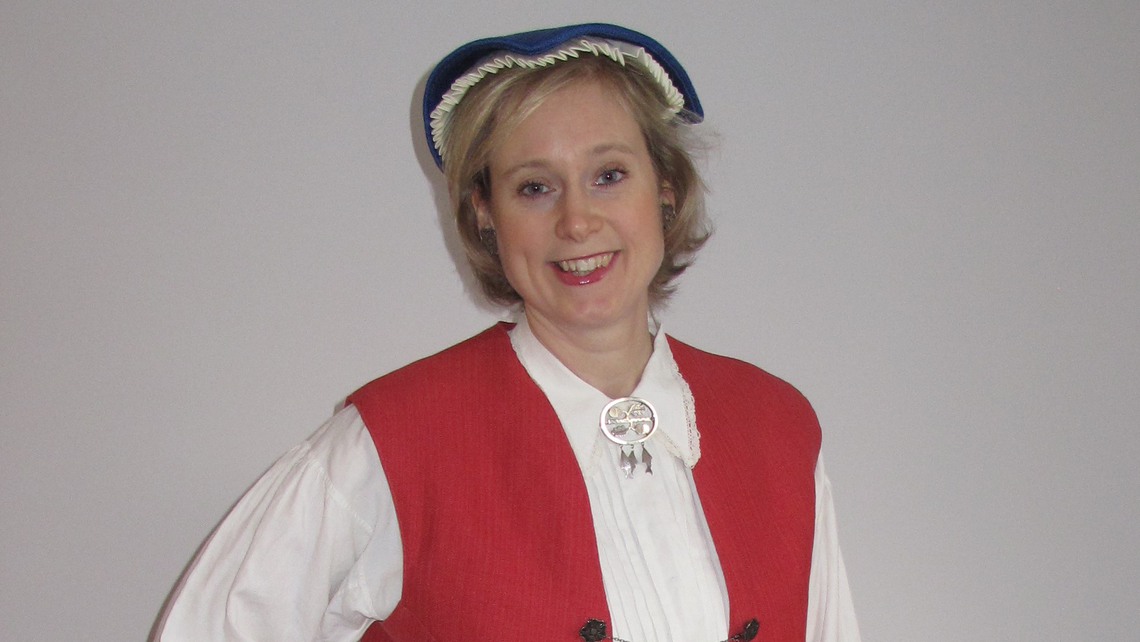 Suzanne Åkerhielm i Danderydsdräkten.
