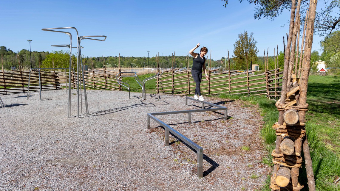 Balansgång vid ett utegym.