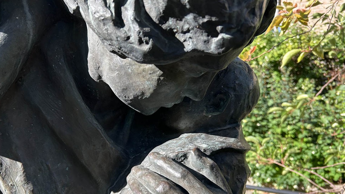 Mor och barn staty av Carl Eldh.
