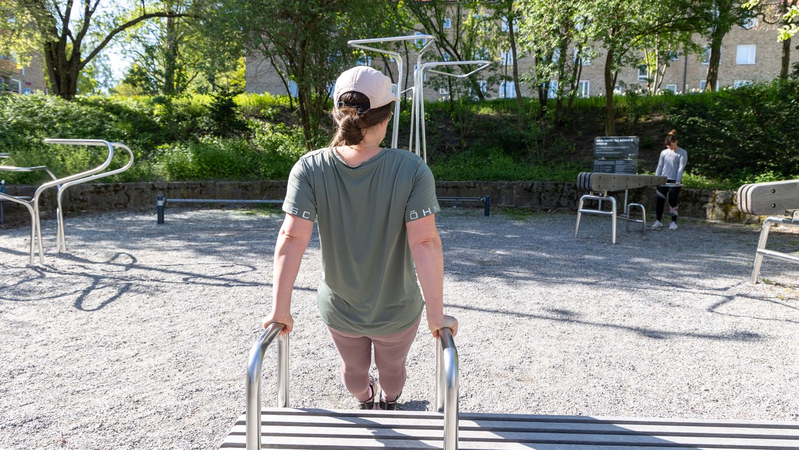 Träning vid ett utegym.