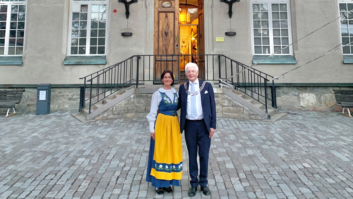 Helena och Boris framf&ouml;r Djursholms slott under Nationaldagen d&auml;r Helena &auml;r kl&auml;dd i svensk folkdr&auml;kt