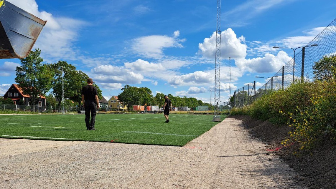 Här är ett exempel på hur en fotbollsplan genom att sänkas kan fungera som skyfallsfång vid extrem nederbörd.