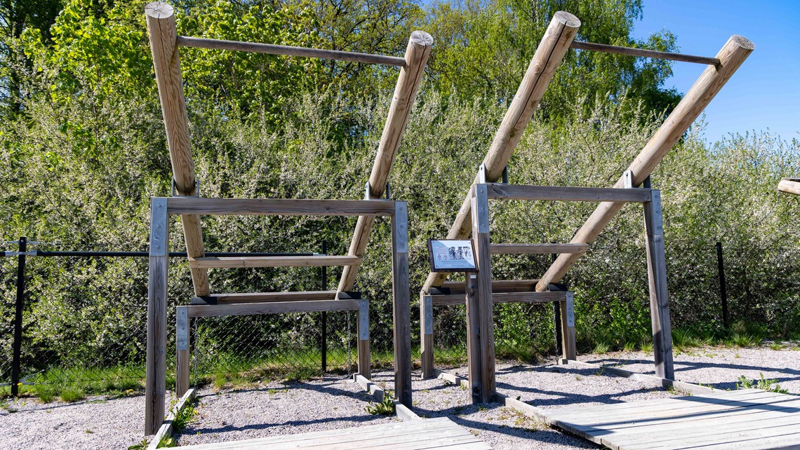 Redskap i trä vid ett utegym.